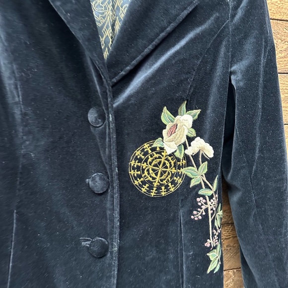 CAbi Antoinette Paris Black Velvet Embroidered Coat Women’s Size 8 - Picture 3 of 7